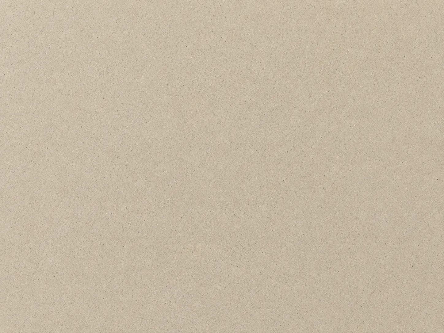 Dettaglio ravvicinato del pannello Cenere nella finitura Argilla: superficie beige opaca a tinta piena, con grana minerale finissima e rade inclusioni più scure